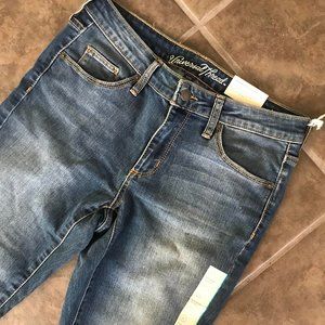 New w/ tags! Universal Thread blue jeans Mid-rise Skinny, size 6 (28" waist)